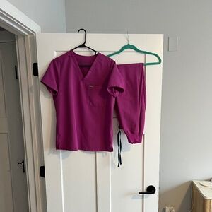 Figs Catarina One-Pocket Scrub Top and Zamora Jogger Pants size S Bright Fuchsia